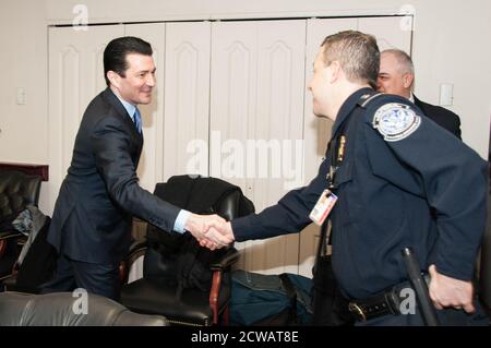 Le 5 mars 2018, le commissaire de la FDA Scott Gottlieb, le sénateur Michael Burgess et d'autres responsables ont visité l'International mail Facility à New York, où ils ont vu le traitement de plus de 340 millions de colis importés chaque année, en se concentrant sur les produits contrefaits et dangereux. Banque D'Images