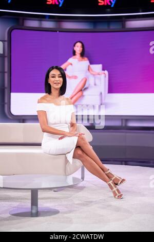 Unterföhring, Bavière, Allemagne. 29 septembre 2020. Verona Poth, présentatrice, regarde la caméra dans un studio de la chaîne de télévision Sky. Poth devient le nouveau visage publicitaire du canal. Photo: Matthias balk/dpa Credit: dpa Picture Alliance/Alay Live News Banque D'Images