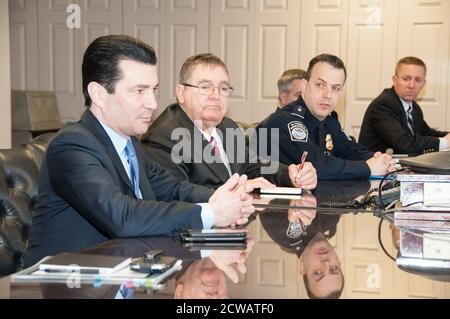 Le 5 mars 2018, le commissaire de la FDA Scott Gottlieb et le sénateur Michael Burgess ont visité l'International mail Facility à New York, observant le processus d'inspection de plus de 340 millions de colis entrant aux États-Unis chaque année. Banque D'Images