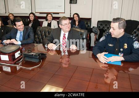 Le 5 mars 2018, Scott Gottlieb, commissaire de la FDA, et d'autres fonctionnaires ont visité l'International mail Facility à New York pour observer le processus d'inspection des colis importés, dans le but de protéger contre les produits contrefaits ou dangereux. Banque D'Images