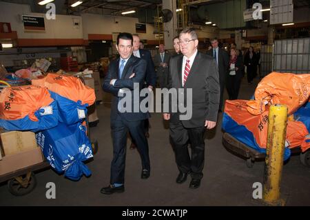 Le commissaire de la FDA Scott Gottlieb, le sénateur Michael Burgess et d'autres ont visité l'installation postale internationale à New York le 5 mars 2018 pour superviser les inspections des colis qui garantissent que les marchandises importées respectent les normes de sécurité. Banque D'Images