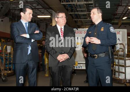 Scott Gottlieb, commissaire de la FDA, et Michael Burgess, sénateur, visitent l'installation postale internationale à New York le 5 mars 2018 pour observer les inspections de marchandises importées afin de prévenir les contrefaçons et les produits dangereux. Banque D'Images