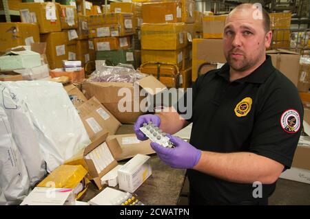 Le 5 mars 2018, le commissaire de la FDA Scott Gottlieb, le sénateur Michael Burgess et d'autres responsables ont visité l'International mail Facility à New York pour souligner le rôle joué par le personnel de la FDA dans l'inspection de plus de 340 millions d'importations annuellement. Ils veillent à ce que les emballages ne contiennent pas de produits dangereux ou contrefaits. Banque D'Images