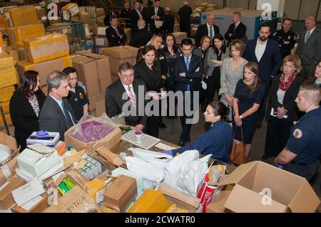 Le 5 mars 2018, le commissaire de la FDA Scott Gottlieb et le sénateur Michael Burgess ont visité l'International mail Facility à New York, où ils ont observé l'examen de plus de 340 millions de colis importés chaque année pour prévenir la contrefaçon et les produits dangereux. Banque D'Images