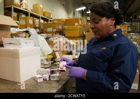 Le 5 mars 2018, le commissaire de la FDA Scott Gottlieb et d'autres personnes ont visité l'installation postale internationale à New York, observant l'examen de plus de 340 millions d'importations annuelles. Le personnel de la FDA inspecte les emballages pour détecter les produits contrefaits ou dangereux. Pour améliorer leur capacité d'inspection, la FDA a triplé le personnel de ces installations. Banque D'Images