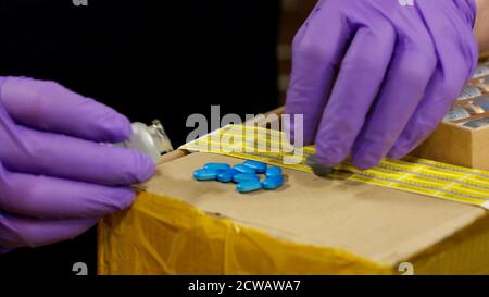 La FDA et le Service des douanes et de la protection des frontières (CBP) des États-Unis collaborent pour traiter et inspecter les colis postaux internationaux suspects dans les installations postales internationales (IMF). Ce processus implique un tri et un criblage manuels pour détecter les drogues synthétiques dangereuses. Banque D'Images