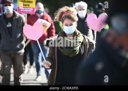 Penny, pays de Galles, samedi 26 septembre 2020 les photos sont des manifestants qui soutiennent le projet d'amener les demandeurs d'asile dans le camp à Pennally près de T Banque D'Images