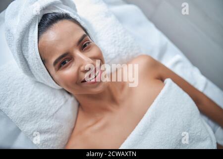 Une jeune femme joyeuse se détendant au spa Banque D'Images