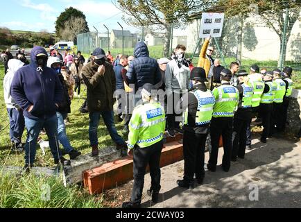 Penally, pays de Galles, samedi, 26 septembre 2020 les photos sont des manifestants qui s'opposent au projet d'amener les demandeurs d'asile dans le camp à penally près de T Banque D'Images