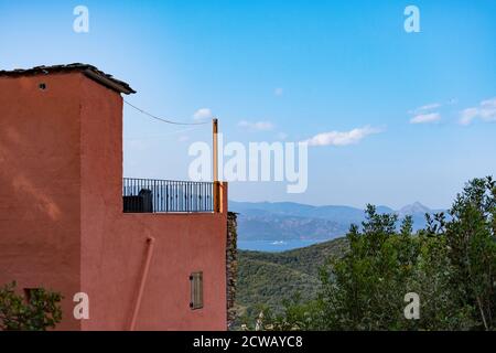 Maison rouge bizarre avec une vue magnifique sur le golfe de Saint-Florent Corse Banque D'Images