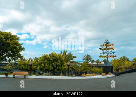 Lanzarote / Espagne - 15 mai 2016 : jardin aux plantes vertes et sculpture inhabituelle à l'entrée de la Fondation César Manrique sur l'île de Banque D'Images