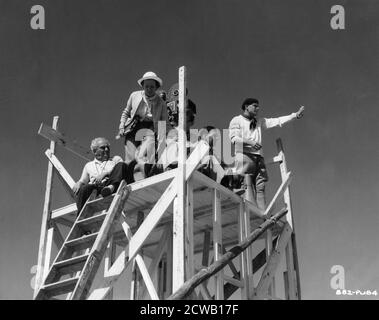 Directeur de la photographie OTTO HELLER Camera Operator DENYS COOP Continuity Girl PAMELA DAVIES et LAURENCE OLIVIER sur place Candid en Espagne tournage bataille de Bosworth Field pour RICHARD III 1955 réalisateur LAURENCE OLIVIER jouer William Shakespeare musique William Walton producteurs Laurence Olivier et Alexander Korda L.O.P. / London film Productions Banque D'Images