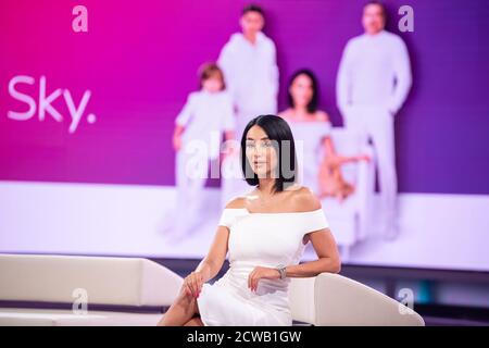Unterföhring, Bavière, Allemagne. 29 septembre 2020. Verona Poth, présentatrice, regarde la caméra dans un studio de la chaîne de télévision Sky. Une exposition derrière elle montre une photo de sa famille. Poth devient le nouveau visage publicitaire de la station. Photo: Matthias balk/dpa Credit: dpa Picture Alliance/Alay Live News Banque D'Images