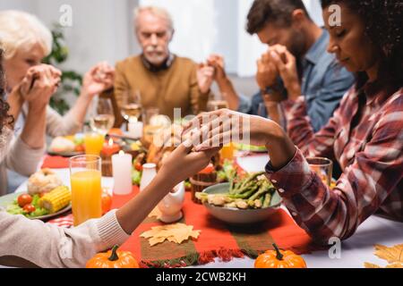 foyer sélectif de famille multiculturelle assis avec les yeux fermés Banque D'Images