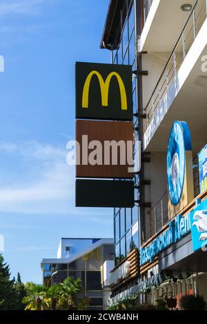 Sotchi Lazarevskoye, Russie-septembre 13, 2020: McDonalds logo Corporation est la plus grande chaîne mondiale de restaurants de restauration rapide de hamburger. Banque D'Images