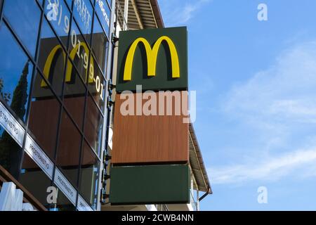 Sotchi Lazarevskoye, Russie-septembre 13, 2020: McDonalds logo Corporation est la plus grande chaîne mondiale de restaurants de restauration rapide de hamburger. Banque D'Images