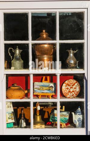 Angleterre, East Sussex, Battle, High Street, vitrine de magasins d'antiquités Banque D'Images
