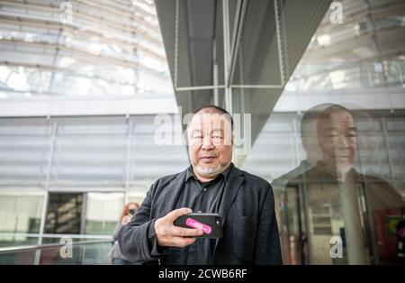 Berlin, Allemagne. 29 septembre 2020. Ai Weiwei, artiste et activiste des droits de l'homme, se tient à l'événement spécial Cinéma pour la paix : « Je suis un Hong Kong » au niveau du groupe parlementaire du Bundestag. Le Commissaire aux droits de l'homme du Bundestag a été présenté le film 'Coronation' par ai Waiwai et, par la suite, une table ronde a été tenue pour discuter des questions actuelles concernant Hong Kong et Taiwan. Credit: dpa Picture Alliance/Alay Live News Banque D'Images