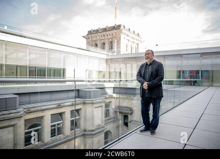 Berlin, Allemagne. 29 septembre 2020. Ai Weiwei, artiste et activiste des droits de l'homme, se tient à l'événement spécial Cinéma pour la paix : « Je suis un Hong Kong » sur la terrasse du Reichstag sur le toit. Le Commissaire aux droits de l'homme du Parlement allemand a été présenté le film 'Coronation' par ai Waiwai et, par la suite, une table ronde a été organisée pour discuter des questions actuelles concernant Hong Kong et Taïwan. Credit: dpa Picture Alliance/Alay Live News Banque D'Images