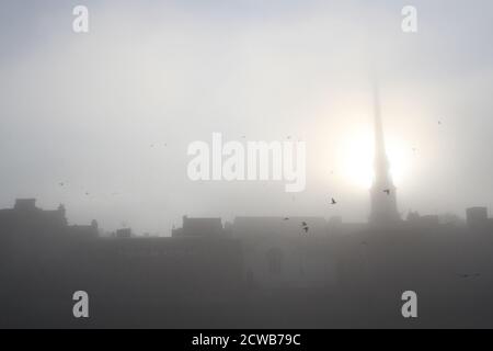 Ayr, Ayrshire, Écosse, Royaume-Uni, UN brouillard de mer roule sur la rivière Ayr donnant une sensation monochromatique aux photos.n la météorologie, le haar ou le fret de mer est un brouillard de mer froid. Il se produit le plus souvent sur la côte est de l'Angleterre ou de l'Écosse entre avril et septembre, lorsque l'air chaud passe au-dessus de la mer froide du Nord. Le terme est également connu sous le nom de har, lièvre, harl, harr et Hoar. ITIS très inhabituel de le voir sur la côte ouest de l'Écosse. La brume donne une sensation effrayante à mesure que la température chute et que le bâtiment disparaît. L'hôtel de ville d'Ayr vole à travers le harr Banque D'Images