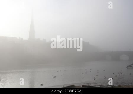 Ayr, Ayrshire, Écosse, Royaume-Uni, UN brouillard de mer roule sur la rivière Ayr donnant une sensation monochromatique aux photos.n la météorologie, le haar ou le fret de mer est un brouillard de mer froid. Il se produit le plus souvent sur la côte est de l'Angleterre ou de l'Écosse entre avril et septembre, lorsque l'air chaud passe au-dessus de la mer froide du Nord. Le terme est également connu sous le nom de har, lièvre, harl, harr et Hoar. ITIS très inhabituel de le voir sur la côte ouest de l'Écosse. La brume donne une sensation effrayante à mesure que la température chute et que le bâtiment disparaît. L'hôtel de ville d'Ayr vole à travers le harr Banque D'Images