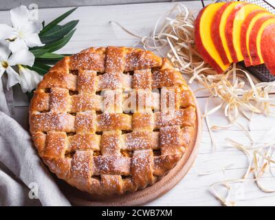 Délicieux gâteau à la tarte maison avec garniture de citrouille coupée, gros plan Banque D'Images