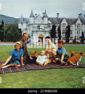 Photographie de la reine Elizabeth II avec le duc d'Édimbourg Et leurs enfants au château de Balmoral Banque D'Images