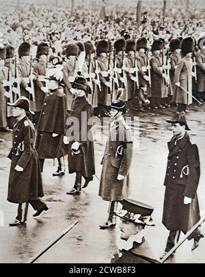 Photographie prise lors des funérailles d'État de George V. le roi Edward, suivi par le duc de Gloucester, le duc de York et le duc de Kent, marche derrière la voiture d'armes Banque D'Images