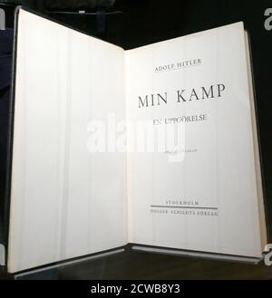 Edition suédoise de Mein Kampf (Ma lutte ou mon combat), manifeste autobiographique du chef du Parti nazi Adolf Hitler. Le travail décrit le processus par lequel Hitler est devenu antisémite et décrit son idéologie politique et ses projets futurs pour l'Allemagne. Le volume 1 de Mein Kampf a été publié en 1925 et le volume 2 en 1926 Banque D'Images