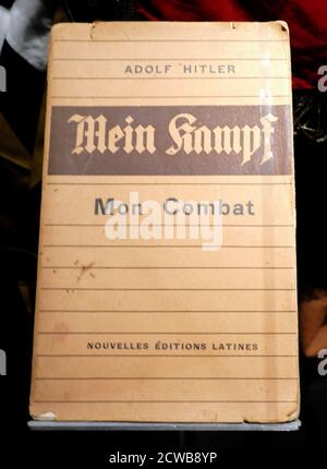 Edition française de Mein Kampf (Ma lutte ou mon combat), manifeste autobiographique du chef du Parti nazi Adolf Hitler. Le travail décrit le processus par lequel Hitler est devenu antisémite et décrit son idéologie politique et ses projets futurs pour l'Allemagne. Le volume 1 de Mein Kampf a été publié en 1925 et le volume 2 en 1926 Banque D'Images