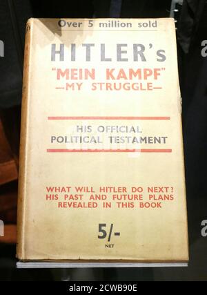 Édition anglaise de Mein Kampf (Ma lutte ou mon combat), manifeste autobiographique du chef du Parti nazi Adolf Hitler. Le travail décrit le processus par lequel Hitler est devenu antisémite et décrit son idéologie politique et ses projets futurs pour l'Allemagne. Le volume 1 de Mein Kampf a été publié en 1925 et le volume 2 en 1926 Banque D'Images