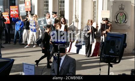 La baronne Chakrabarti, politicien du Parti travailliste britannique, arrive à la Cour suprême le premier jour de l'audience sur la Prorogation du Parlement. 17 septembre 2019. La prorogation du Parlement du Royaume-Uni a été ordonnée par la reine Elizabeth II sur avis du premier ministre conservateur, Boris Johnson, le 28 août 2019. Les politiciens de l'opposition ont considéré cela comme une tentative inconstitutionnelle de réduire l'examen parlementaire du plan de Brexit du gouvernement. La Cour suprême du Royaume-Uni a rendu le 24 septembre 2019 une décision selon laquelle la prorogation était illégale. Banque D'Images