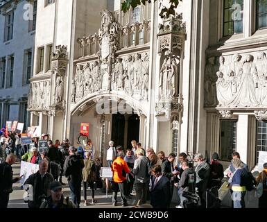 Les manifestants et le public se réunissent devant la Cour suprême de Londres pour entendre la contestation judiciaire de la Prorogation du Parlement par Gina Miller. 17 septembre 2019.la prorogation du Parlement a été ordonnée par la reine Elizabeth II sur l'avis du premier ministre conservateur, Boris Johnson, le 28 août 2019. Les politiciens de l'opposition ont considéré cela comme une tentative inconstitutionnelle de réduire l'examen parlementaire du plan de Brexit du gouvernement. Gina Nadira Miller est propriétaire et activiste d'entreprise guyanais-britannique qui a lancé le 2016 R v Secrétaire d'État pour sortir de l'affaire de l'Union européenne Banque D'Images