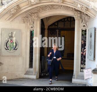 Bénédicte Paviot, correspondant britannique de France 24. Et président de l'Association de la presse étrangère, se rend à la Cour suprême de Londres pour rendre compte de l'audience qui a pour but de contester la Prorogation du Parlement. 17 septembre 2019.la prorogation du Parlement a été ordonnée par la reine Elizabeth II sur l'avis du premier ministre conservateur, Boris Johnson, le 28 août 2019. Les politiciens de l'opposition ont considéré cela comme une tentative inconstitutionnelle de réduire l'examen parlementaire du plan de Brexit du gouvernement. Banque D'Images