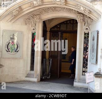 Bénédicte Paviot, correspondant britannique de France 24. Et président de l'Association de la presse étrangère, se rend à la Cour suprême de Londres pour rendre compte de l'audience qui a pour but de contester la Prorogation du Parlement. 17 septembre 2019.la prorogation du Parlement a été ordonnée par la reine Elizabeth II sur l'avis du premier ministre conservateur, Boris Johnson, le 28 août 2019. Les politiciens de l'opposition ont considéré cela comme une tentative inconstitutionnelle de réduire l'examen parlementaire du plan de Brexit du gouvernement. Banque D'Images