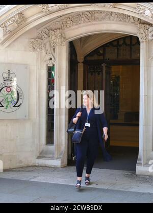 Bénédicte Paviot, correspondant britannique de France 24. Et président de l'Association de la presse étrangère, se rend à la Cour suprême de Londres pour rendre compte de l'audience qui a pour but de contester la Prorogation du Parlement. 17 septembre 2019.la prorogation du Parlement a été ordonnée par la reine Elizabeth II sur l'avis du premier ministre conservateur, Boris Johnson, le 28 août 2019. Les politiciens de l'opposition ont considéré cela comme une tentative inconstitutionnelle de réduire l'examen parlementaire du plan de Brexit du gouvernement. Banque D'Images