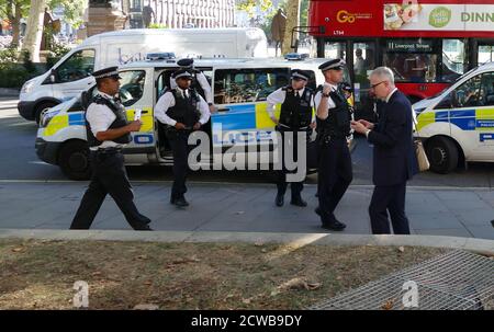 La police métropolitaine garde l'entrée à la Cour suprême de Londres, en entendant la contestation de la Prorogation du Parlement. 17 septembre 2019.la prorogation du Parlement a été ordonnée par la reine Elizabeth II sur l'avis du premier ministre conservateur, Boris Johnson, le 28 août 2019. Les politiciens de l'opposition ont considéré cela comme une tentative inconstitutionnelle de réduire l'examen parlementaire du plan de Brexit du gouvernement. Banque D'Images