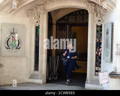 Bénédicte Paviot, correspondant britannique de France 24. Et président de l'Association de la presse étrangère, se rend à la Cour suprême de Londres pour rendre compte de l'audience qui a pour but de contester la Prorogation du Parlement. 17 septembre 2019.la prorogation du Parlement a été ordonnée par la reine Elizabeth II sur l'avis du premier ministre conservateur, Boris Johnson, le 28 août 2019. Les politiciens de l'opposition ont considéré cela comme une tentative inconstitutionnelle de réduire l'examen parlementaire du plan de Brexit du gouvernement. Banque D'Images