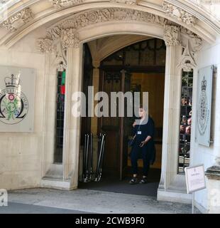 Bénédicte Paviot, correspondant britannique de France 24. Et président de l'Association de la presse étrangère, se rend à la Cour suprême de Londres pour rendre compte de l'audience qui a pour but de contester la Prorogation du Parlement. 17 septembre 2019.la prorogation du Parlement a été ordonnée par la reine Elizabeth II sur l'avis du premier ministre conservateur, Boris Johnson, le 28 août 2019. Les politiciens de l'opposition ont considéré cela comme une tentative inconstitutionnelle de réduire l'examen parlementaire du plan de Brexit du gouvernement. Banque D'Images