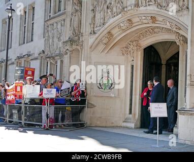 Joanna Cherry, politicien écossais, quitte la Cour suprême le premier jour de l'audience sur la Prorogation du Parlement. 17 septembre 2019. La prorogation du Parlement du Royaume-Uni a été ordonnée par la reine Elizabeth II sur avis du premier ministre conservateur, Boris Johnson, le 28 août 2019. Les politiciens de l'opposition ont considéré cela comme une tentative inconstitutionnelle de réduire l'examen parlementaire du plan de Brexit du gouvernement. La Cour suprême du Royaume-Uni a rendu le 24 septembre 2019 une décision selon laquelle la prorogation était illégale. Banque D'Images