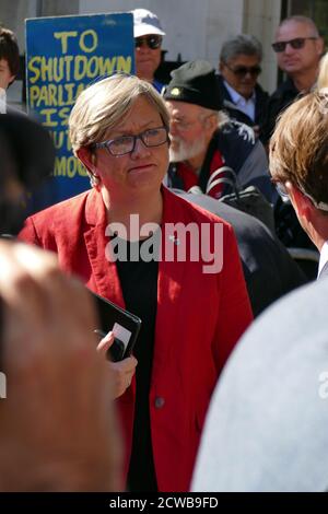 Joanna Cherry, politicien écossais, quitte la Cour suprême le premier jour de l'audience sur la Prorogation du Parlement. 17 septembre 2019. La prorogation du Parlement du Royaume-Uni a été ordonnée par la reine Elizabeth II sur avis du premier ministre conservateur, Boris Johnson, le 28 août 2019. Les politiciens de l'opposition ont considéré cela comme une tentative inconstitutionnelle de réduire l'examen parlementaire du plan de Brexit du gouvernement. La Cour suprême du Royaume-Uni a rendu le 24 septembre 2019 une décision selon laquelle la prorogation était illégale. Banque D'Images