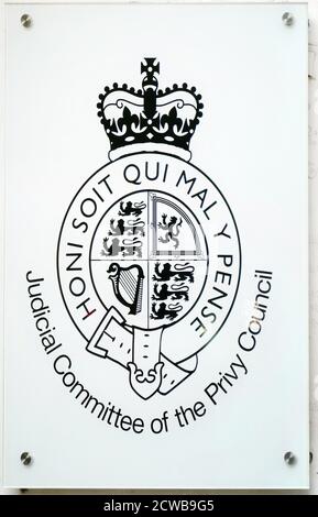 Panneau devant la Cour suprême de Londres. La Cour est la dernière cour d'appel au Royaume-Uni pour les affaires civiles et pour les affaires pénales de l'Angleterre, du pays de Galles et de l'Irlande du Nord. Elle entend des affaires de la plus grande importance publique ou constitutionnelle qui touchent l'ensemble de la population. La Cour suprême du Royaume-Uni a été officiellement créée le 1er octobre 2009. Banque D'Images