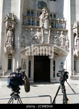 Secours devant la Cour suprême de Londres. La Cour est la dernière cour d'appel au Royaume-Uni. Les scènes sur la frise comprennent le roi Jean qui donne la Magna Carta aux barons de Runnymede, l'octroi de la charte de l'abbaye de Westminster, et le duc de Northumberland qui offre la couronne d'Angleterre à Lady Jane Gray. Banque D'Images