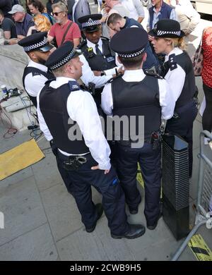 La police métropolitaine garde l'entrée à la Cour suprême de Londres, en entendant la contestation de la Prorogation du Parlement. 17 septembre 2019.la prorogation du Parlement a été ordonnée par la reine Elizabeth II sur l'avis du premier ministre conservateur, Boris Johnson, le 28 août 2019. Les politiciens de l'opposition ont considéré cela comme une tentative inconstitutionnelle de réduire l'examen parlementaire du plan de Brexit du gouvernement. Banque D'Images