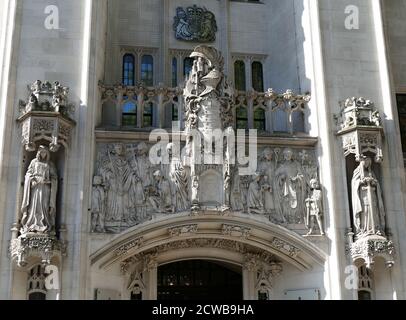 Secours devant la Cour suprême de Londres. La Cour est la dernière cour d'appel au Royaume-Uni. Les scènes sur la frise comprennent le roi Jean qui donne la Magna Carta aux barons de Runnymede, l'octroi de la charte de l'abbaye de Westminster, et le duc de Northumberland qui offre la couronne d'Angleterre à Lady Jane Gray. Banque D'Images