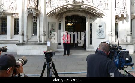 Joanna Cherry, politicien écossais, quitte la Cour suprême le dernier jour de l'audience sur la Prorogation du Parlement. 19 septembre 2019. La prorogation du Parlement du Royaume-Uni a été ordonnée par la reine Elizabeth II sur avis du premier ministre conservateur, Boris Johnson, le 28 août 2019. Les politiciens de l'opposition ont considéré cela comme une tentative inconstitutionnelle de réduire l'examen parlementaire du plan de Brexit du gouvernement. La Cour suprême du Royaume-Uni a rendu le 24 septembre 2019 une décision selon laquelle la prorogation était illégale. Banque D'Images