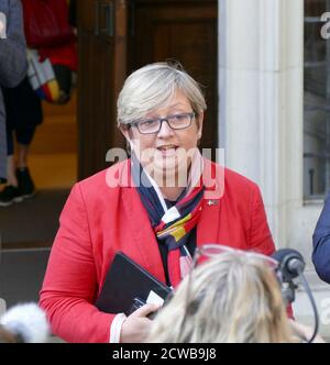 Joanna Cherry, politicien écossais, quitte la Cour suprême le dernier jour de l'audience sur la Prorogation du Parlement. 19 septembre 2019. La prorogation du Parlement du Royaume-Uni a été ordonnée par la reine Elizabeth II sur avis du premier ministre conservateur, Boris Johnson, le 28 août 2019. Les politiciens de l'opposition ont considéré cela comme une tentative inconstitutionnelle de réduire l'examen parlementaire du plan de Brexit du gouvernement. La Cour suprême du Royaume-Uni a rendu le 24 septembre 2019 une décision selon laquelle la prorogation était illégale. Banque D'Images