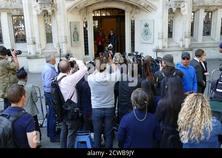 Joanna Cherry, politicien écossais, quitte la Cour suprême le dernier jour de l'audience sur la Prorogation du Parlement. 19 septembre 2019. La prorogation du Parlement du Royaume-Uni a été ordonnée par la reine Elizabeth II sur avis du premier ministre conservateur, Boris Johnson, le 28 août 2019. Les politiciens de l'opposition ont considéré cela comme une tentative inconstitutionnelle de réduire l'examen parlementaire du plan de Brexit du gouvernement. La Cour suprême du Royaume-Uni a rendu le 24 septembre 2019 une décision selon laquelle la prorogation était illégale. Banque D'Images