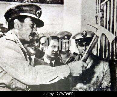 Photographie du président Anwar Sadat (1918-1981) brisant les murs de Prison d'Abu Zaabal Banque D'Images