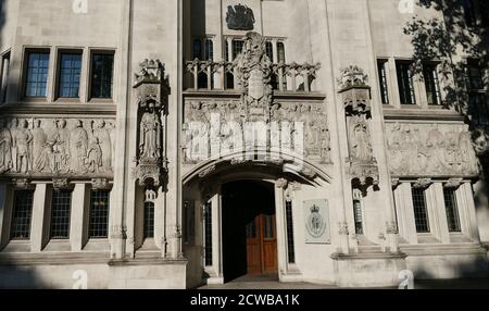 Secours devant la Cour suprême de Londres. La Cour est la dernière cour d'appel au Royaume-Uni. Les scènes sur la frise comprennent le roi Jean qui donne la Magna Carta aux barons de Runnymede, l'octroi de la charte de l'abbaye de Westminster, et le duc de Northumberland qui offre la couronne d'Angleterre à Lady Jane Gray. Banque D'Images